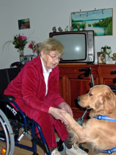 Therapieh�ndin Bani verabschiedet sich von Frau Henn